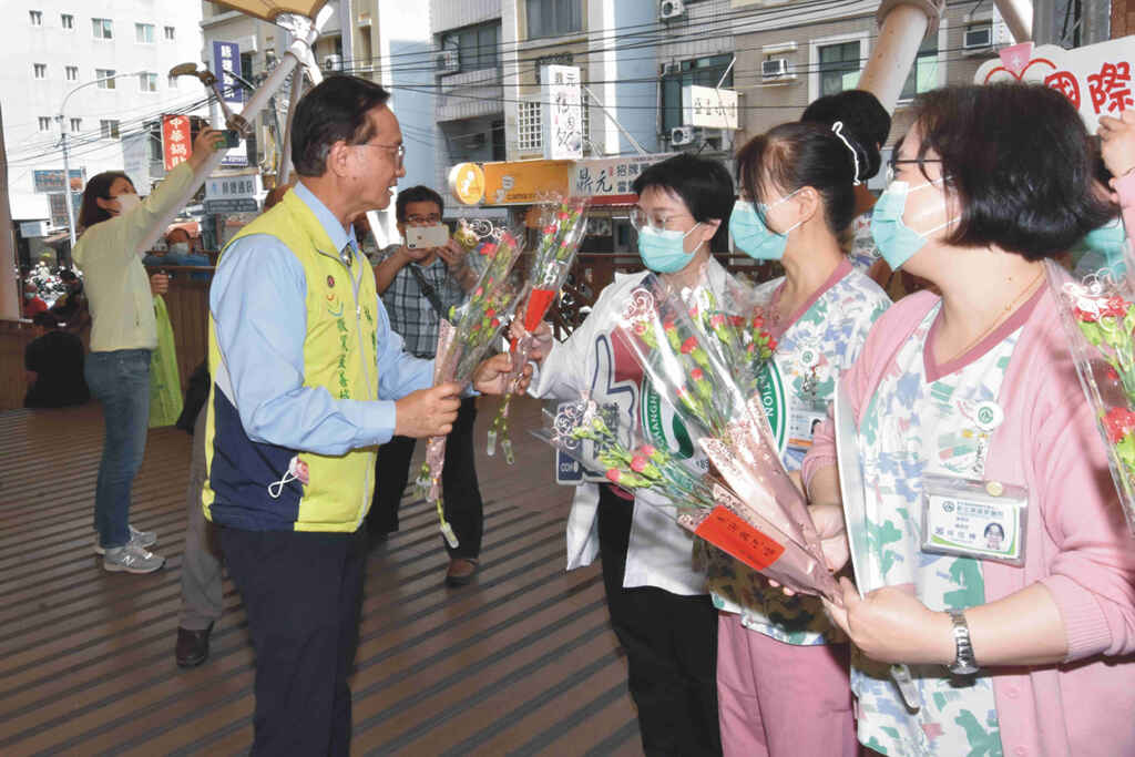 ▲林世賢市長(圖左)一一贈送康乃馨,代表市民感謝護理師為家庭付出,更視病如親。(彰基醫院提供)