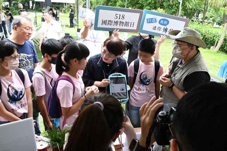▲台中市文化局歡迎市民一起用學習護照打造個人專屬迷你博物館。（記者張玉泰攝）