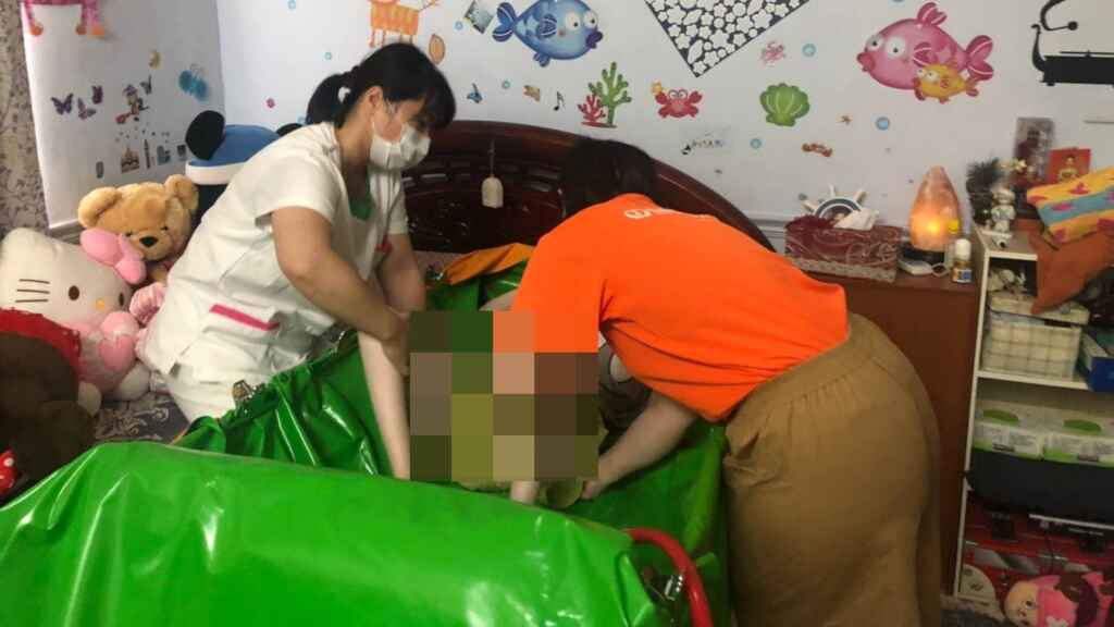 ▲創世到宅護理師王秀雯替個案進行原床泡澡服務。(創世基金會台中分院提供)