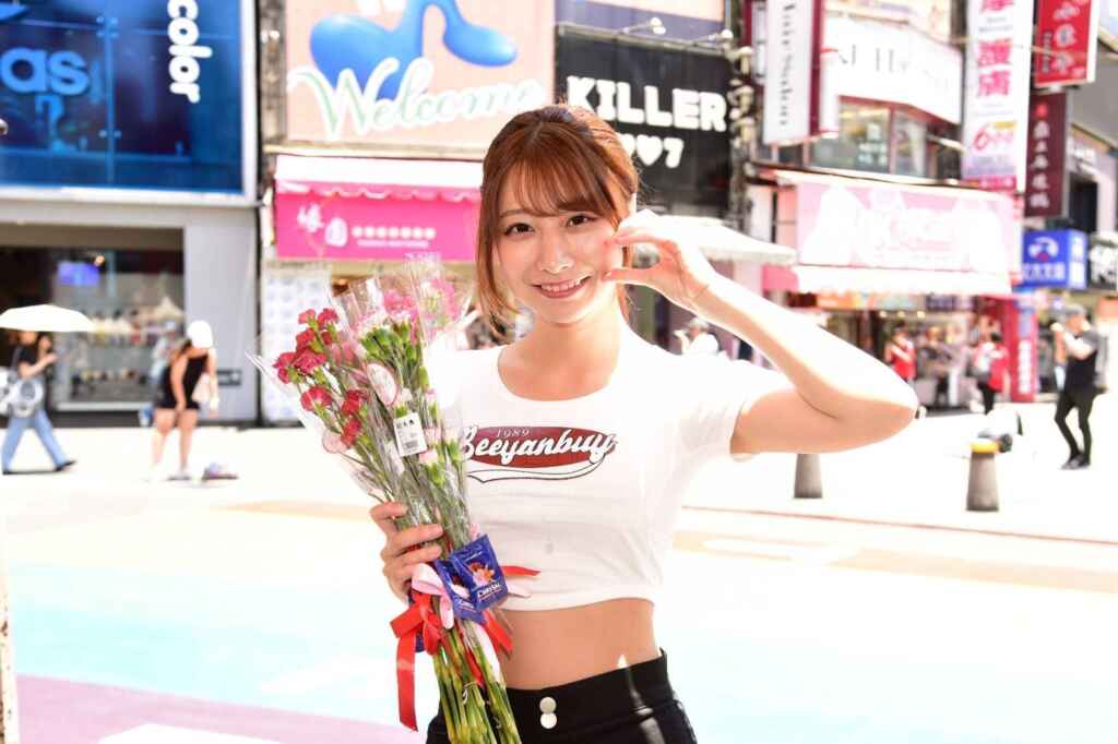 ▲鈴木優香今天在西門町更發起隨機贈送康乃馨給路人的活動,她表示因為本週日就是母親節,希望能夠接地氣,也提前祝福粉絲們母親節快樂。(鈴木優香提供)
