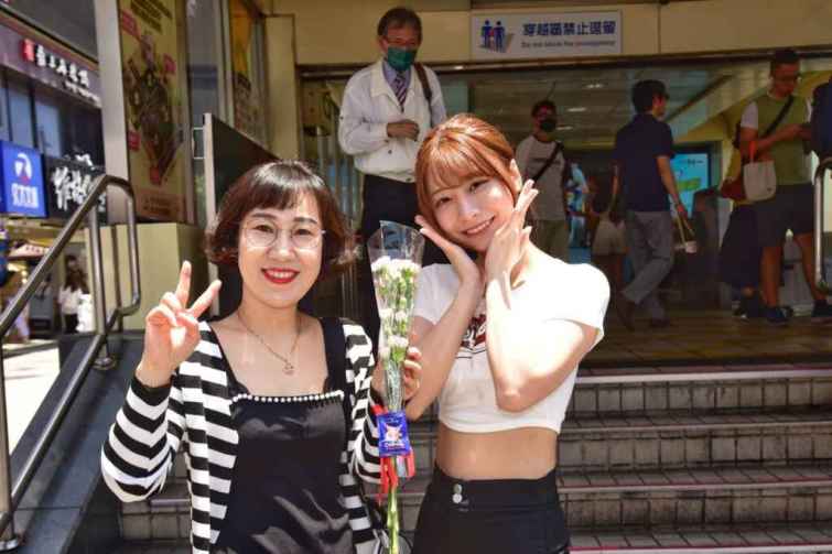 ▲鈴木優香今天在西門町更發起隨機贈送康乃馨給路人的活動，她表示因為本週日就是母親節，希望能夠接地氣，也提前祝福粉絲們母親節快樂。（鈴木優香提供）