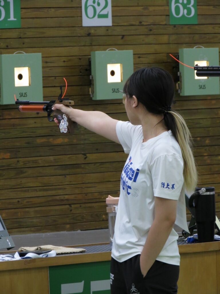 鍾儀茹同學榮獲113年全大運射擊-10公尺空氣手槍金