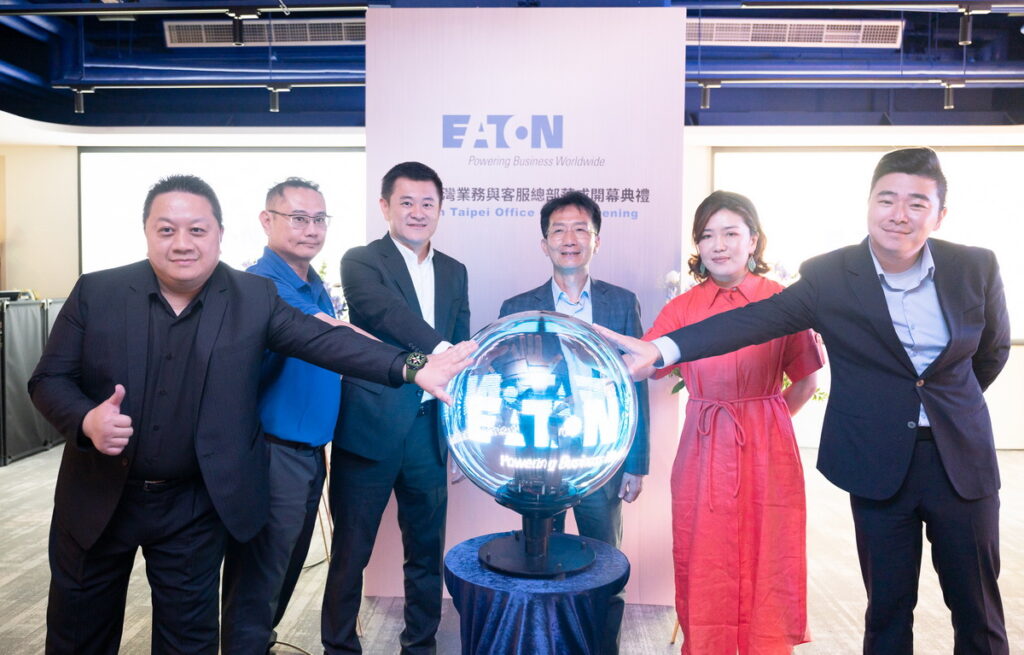 (由左至右)伊頓電氣通路業務協理林展吉、配電暨企業客戶業務資深協理胡家明、東亞區銷售總監林鈺培、台灣暨菲律賓與越南總經理宮鴻華(左四) 、東亞區行銷溝通與品牌經理李迎(右二)、企業客戶協理蔣嘉俊
