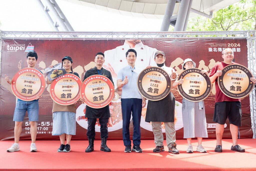 傳統市場羽族之王由「士東市場八卿潮滷」、「士東市場士東好吃雞肉」、「龍山商場享瘦美味複合式料理」奪得原形美食組金賞,創意加工組金賞則由「水源市場索菲烤布蕾」、「安東市場馬師原創料理」和「松江市場璽式潤餅」獲得。