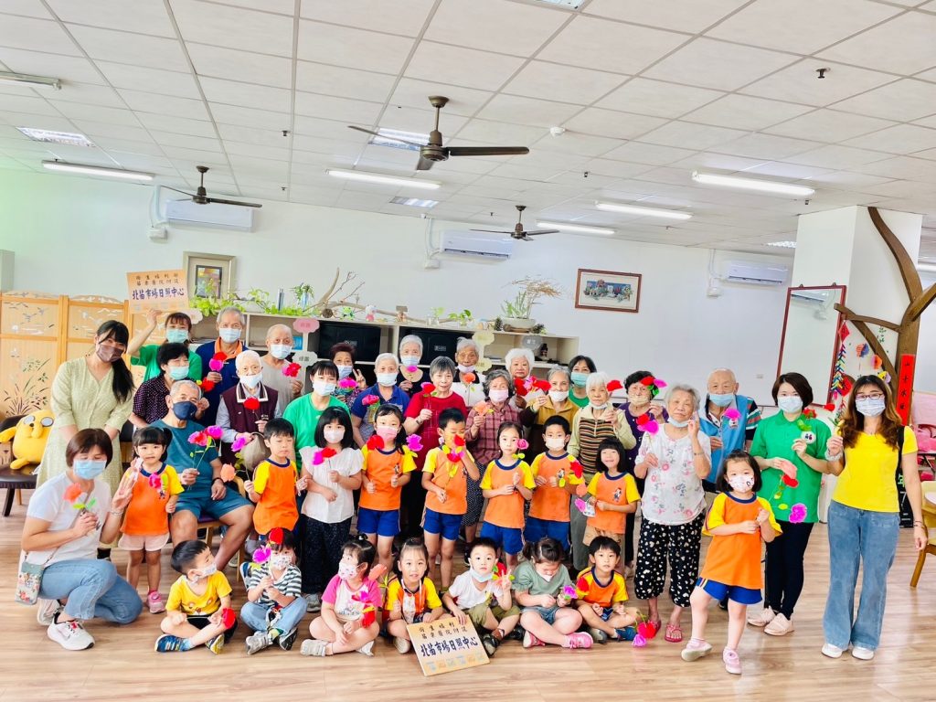 北苗市場日照中心長者和中油幼兒園幼兒,完成康乃馨裝作,開心合照留念