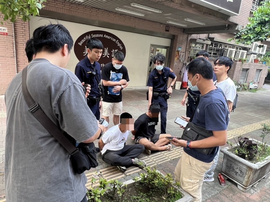 假投資騙婦人130餘萬元 板橋警誘捕面交車手3人 223 cnews204240510a10