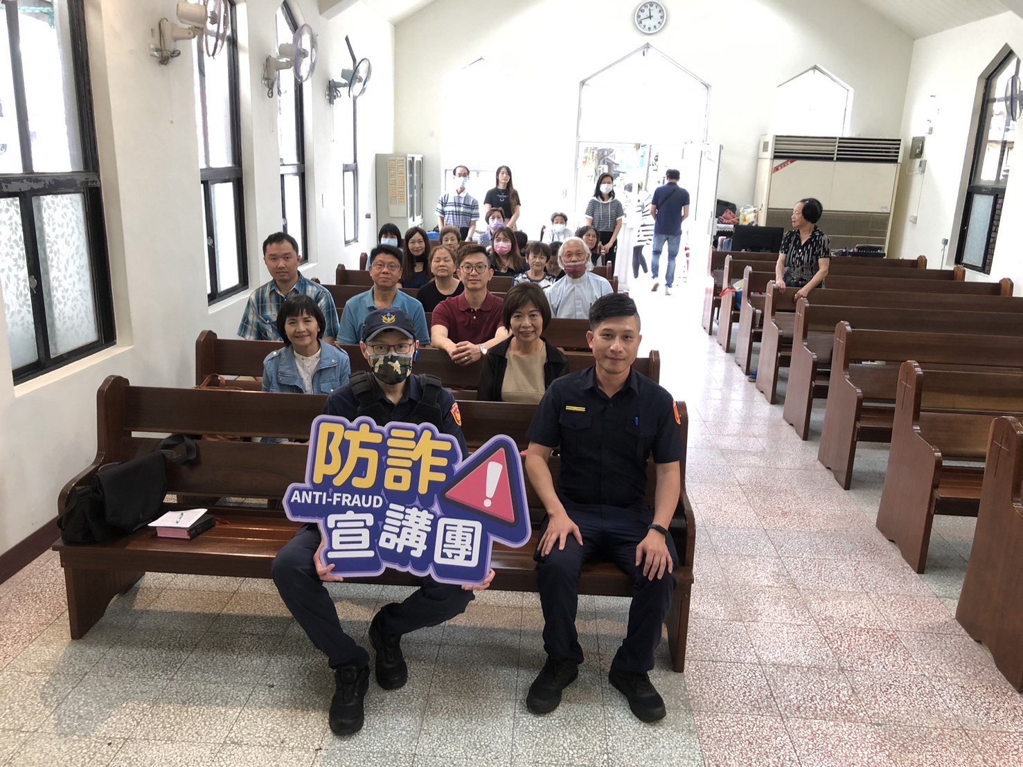 基隆市警察局第二分局和一路派出所所長陳志峰、警員林星辰、呂佳駿與教會信徒大合照。(記者薛秀蓮翻攝)