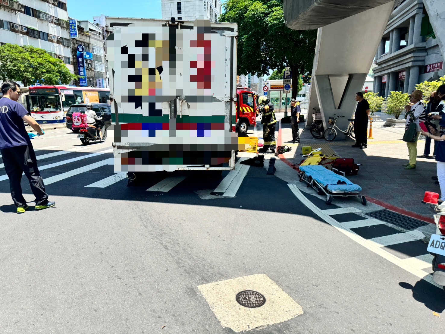 李姓(61歲)女子在穿越道北往南小跑時不慎摔倒,遭一輛營小貨車輾壓,造成嚴重事故。(記者黃荷琇 翻攝)
