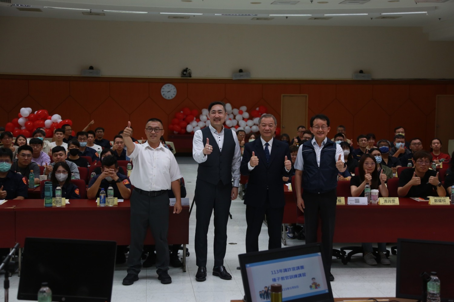 新北市政府警察局局長廖訓誠(右二)、新北市刑警大隊大隊長蕭瑞豪(右一)與新北市刑警大隊副大隊長廖國安(左一)暨識詐宣導團種子教官(左二)合影留念。(記者徐煜勝翻攝)