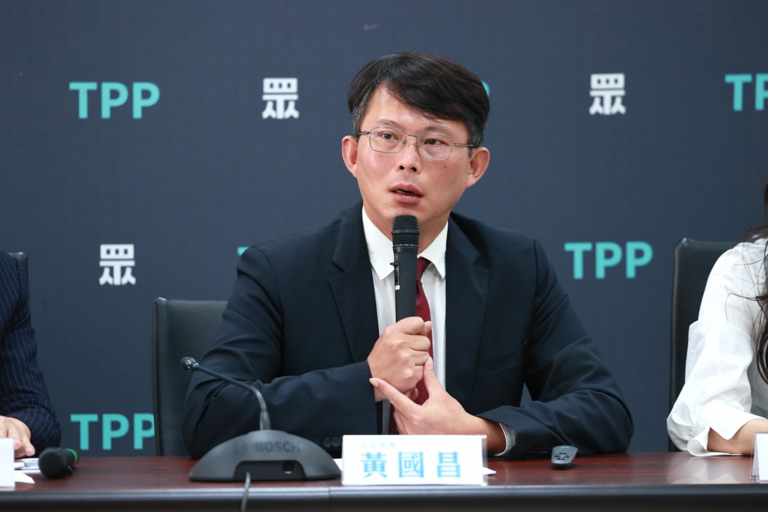 黃國昌批評,經濟部除了遮掩弊案外,行政調查報告殘破不堪,違法的情事都沒有處理。(記者包克明 翻攝)