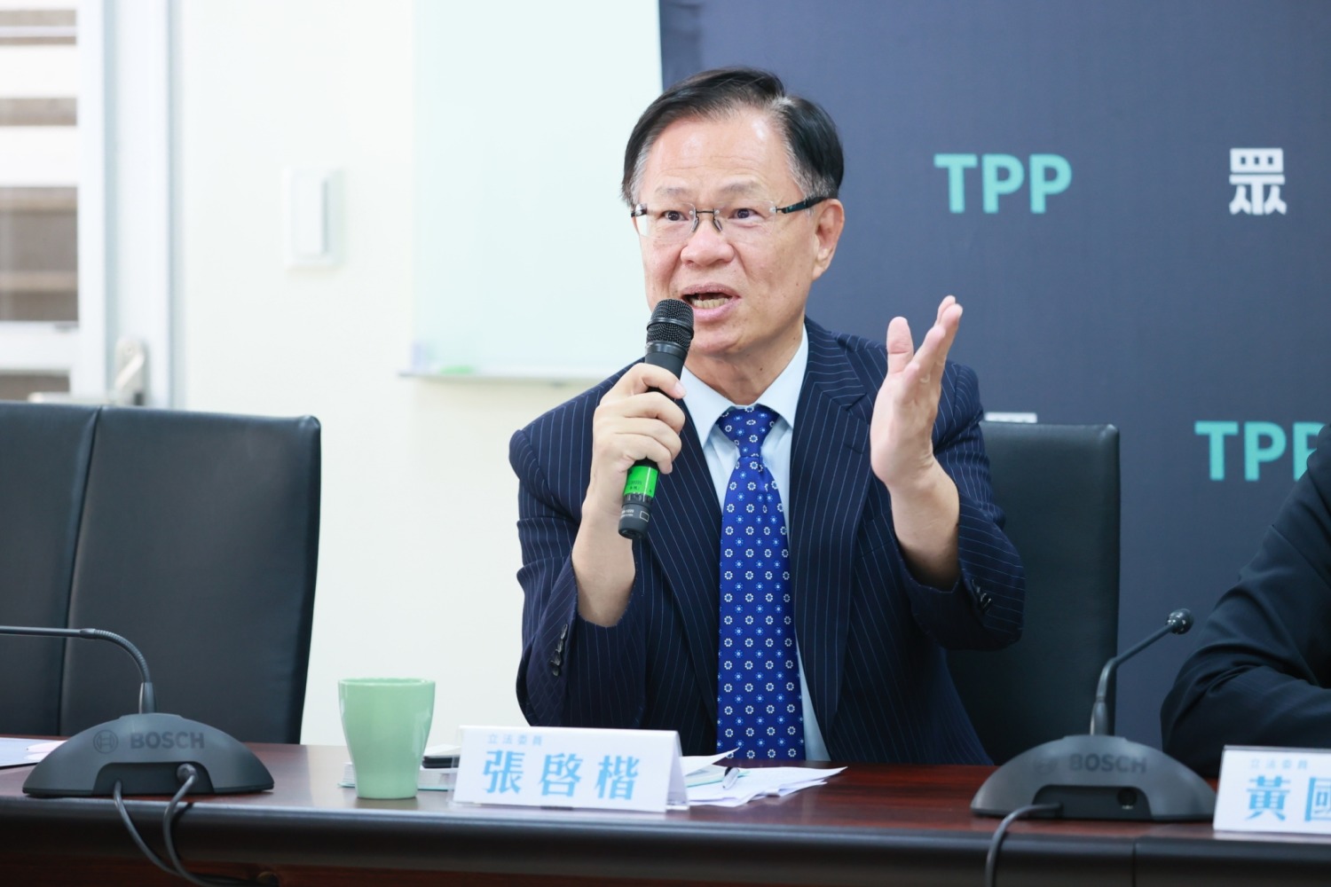張啓楷痛批,從力暘弊案到台綠弊案,都讓人非常憤怒,政府漲人民的電價不手軟、分秒不拖延,弊案卻拖了一年。(記者包克明 翻攝)