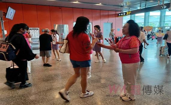 中國國民黨雲林縣黨部贈康乃馨 向返鄉的旅客提前祝賀母親節