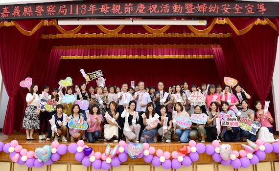 嘉縣警局長林宏儒祝福警察媽媽母親節快樂 致贈燕窩、康乃馨