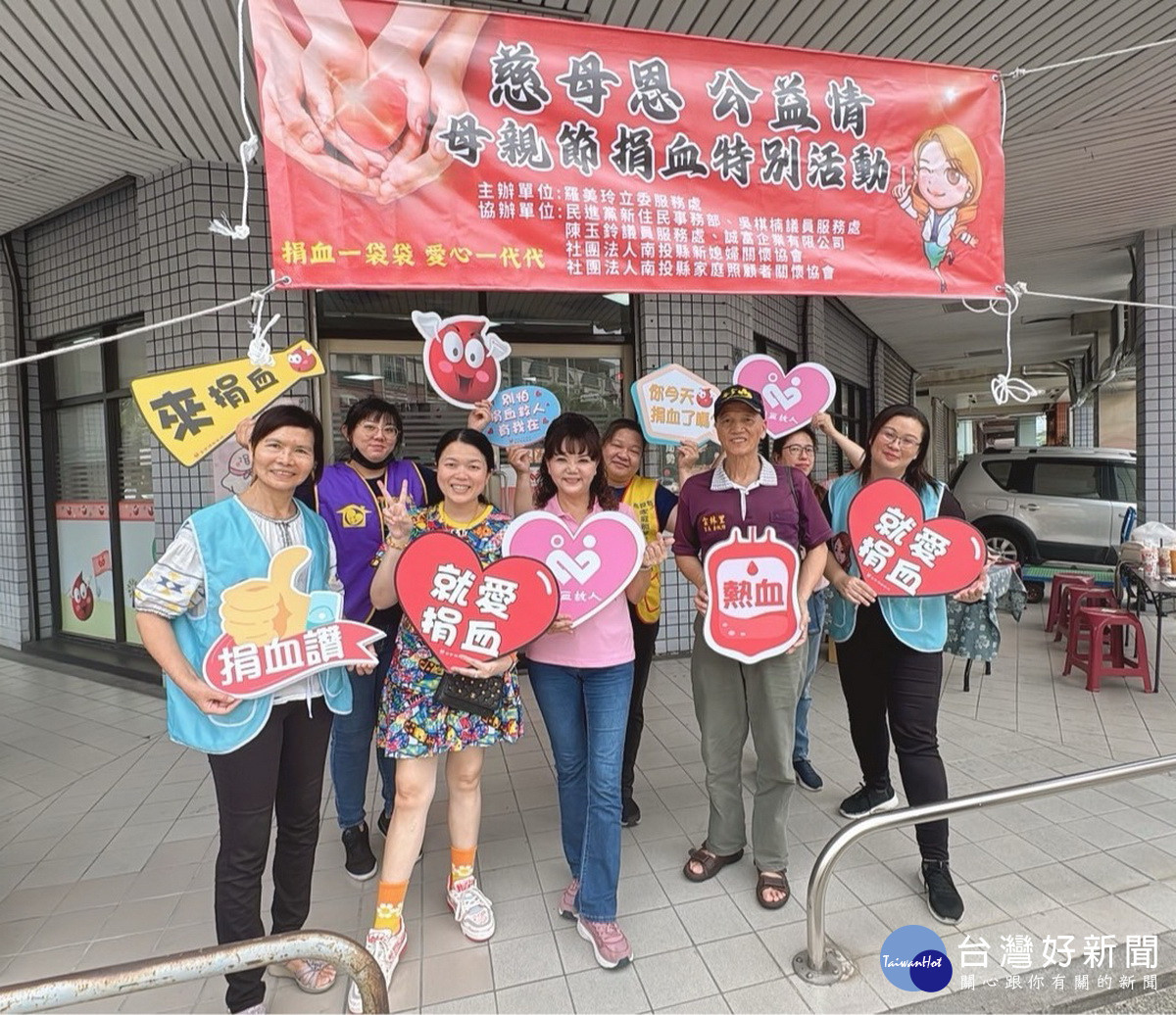 議員陳玉鈴(前中)則贈康乃馨祝福大家。(羅美玲服務處提供)