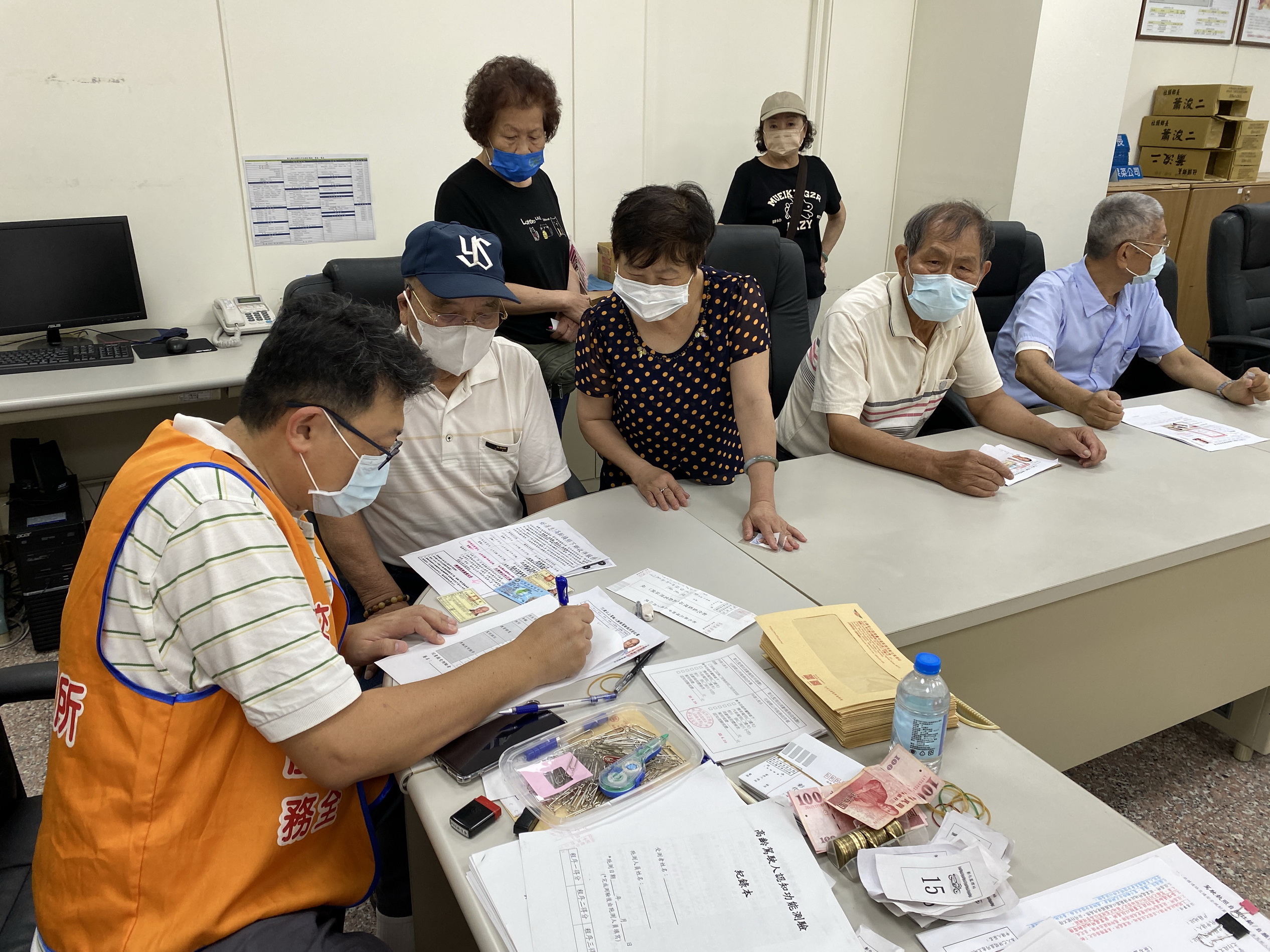 ▲為免去民眾申辦高齡換照需舟車勞頓，彰化監理站定期赴彰化縣各鄉鎮市提供高齡換照收件服務，免去民眾申辦高齡換照需舟車勞頓。（記者張溎壕攝）