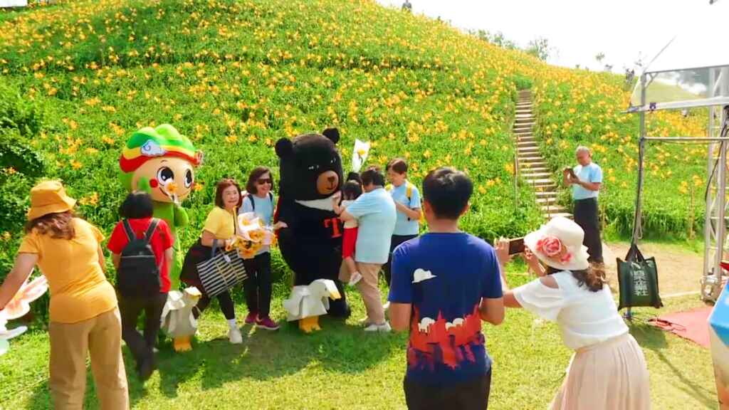 ▲彰化花壇虎山巖在母親節假期迎來金針花滿開,呈現一片金黃色的花海景觀。(記者林明佑攝)