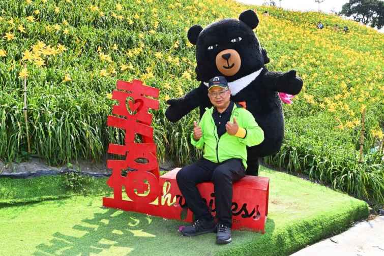 ▲參山處長曹忠猷表示，花壇虎山巖金針花每年吸引超過20萬賞花遊客前來參觀，這不僅為花壇及北彰化地區帶來了觀光商機，也為當地的經濟發展和旅遊業做出了重要貢獻。（記者林明佑攝）