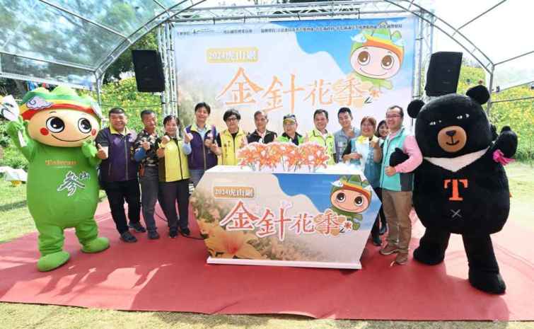▲熱情邀請遊客們前來花壇鄉賞花、到虎山巖寺上香祈福，並順遊花壇和彰化各景點，享受豐富的旅遊體驗。（記者林明佑攝）