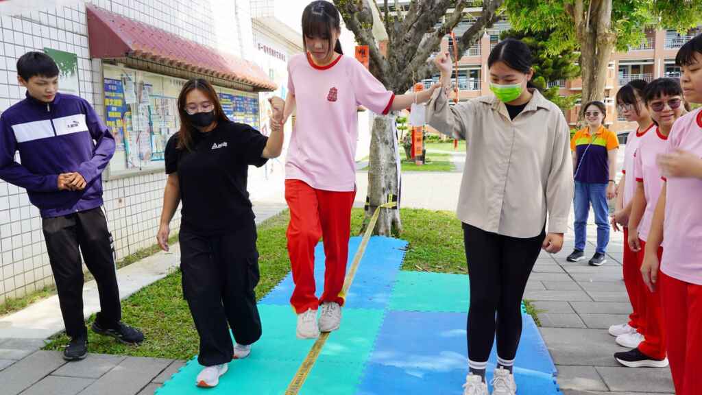 ▲大葉大學休閒系USR計畫,把走繩活動帶到花壇國中。(大葉大學提供)
