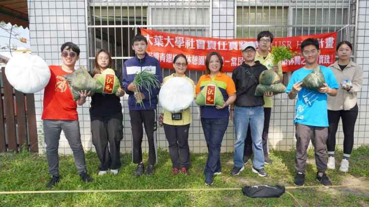 ▲花壇國中凃明秀校長(中)與大葉大學休閒系林淑芬主任(左四)祝福考生金榜題名。（大葉大學提供）