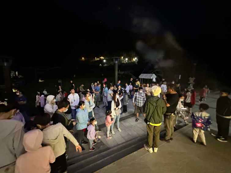 ▲公興森態園區舉辦親子賞螢活動，由YOYO台柳丁哥哥親自導覽來自高雄、雲林等地的家庭，讓親子近距認識螢火蟲。（嘉義縣政府提供）