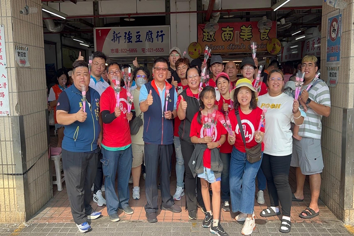 高雄市救國團號召義工慶祝母親節 贈花公益連線