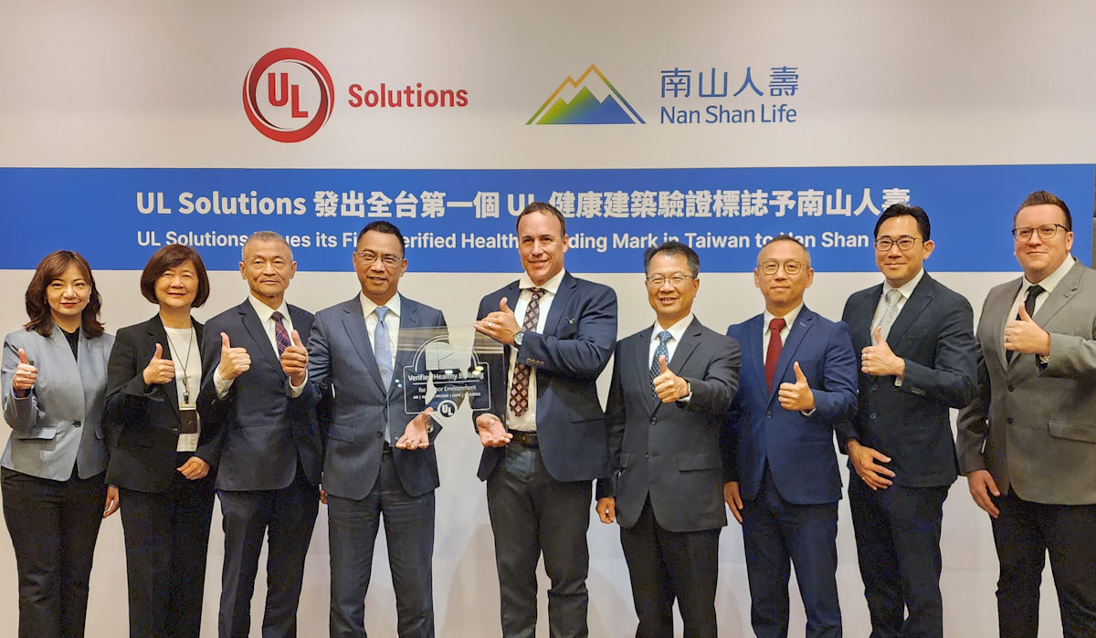UL Solutions 發出全台第一個 UL 健康建築驗證標誌予南山人壽,UL Solutions 副總裁暨企業永續事業部總經理 Sean McCrady (右5) 、UL Solutions 副總裁暨台灣總經理陳宗弘 (右4)、南山人壽總經理范文偉 (左4)及貴賓代表於授證儀式合影。