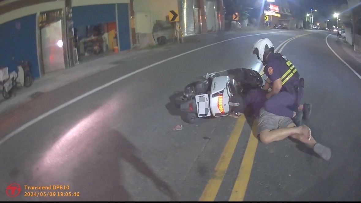高雄通緝男見警心虛逃,不料下秒撞路過機車慘摔