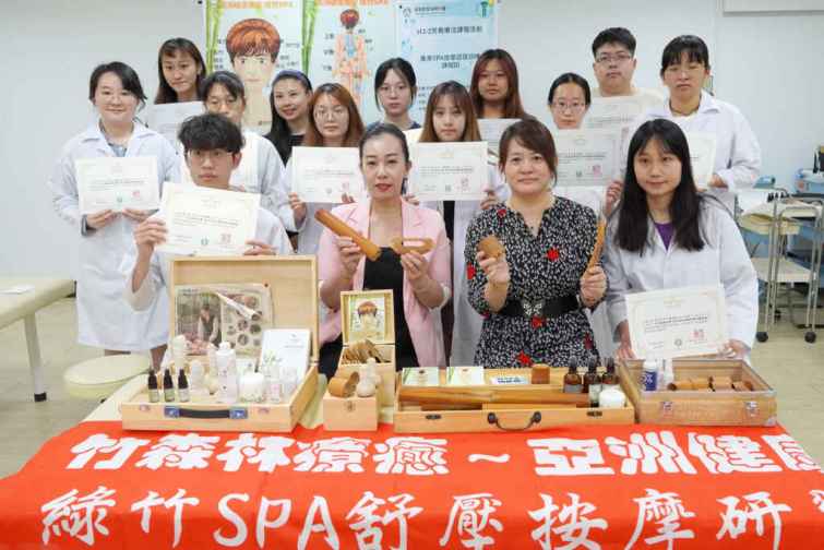 ▲大葉大學藥保系芳香療法課程結合伊晉萱的綠竹SPA證書。（大葉大學提供）