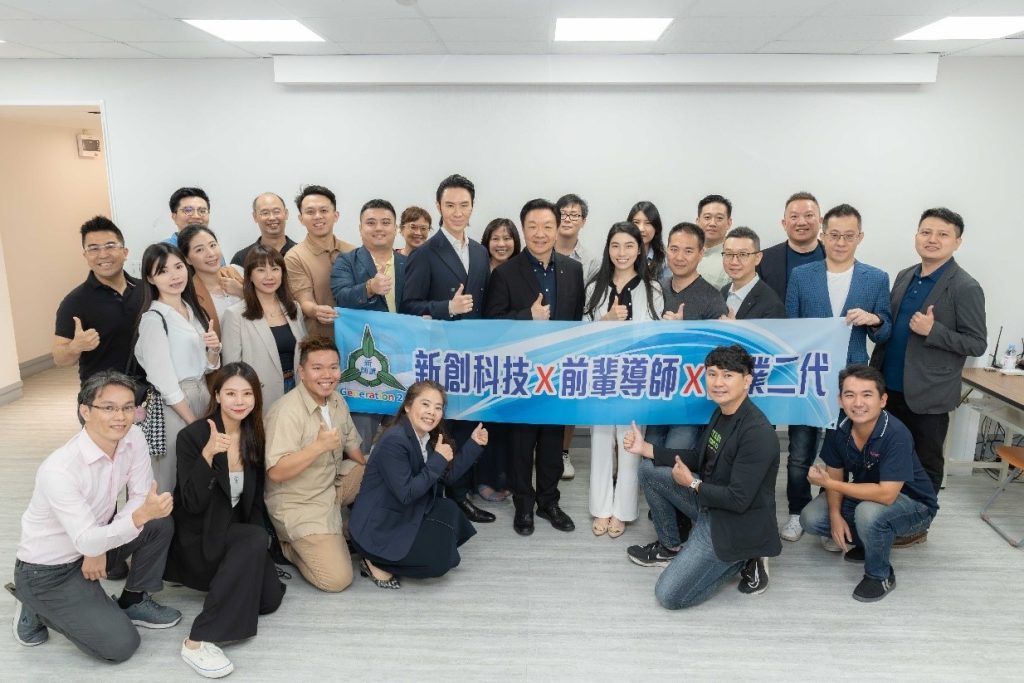新師董聯盟成員與正成集團丘揚祖總經理(中)及丘紘豪副總經理(左)合影。(/圖/記者林照東翻攝)