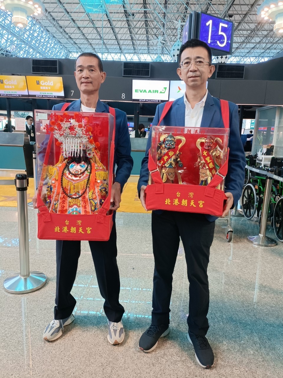 ▲董事長帶隊陪同媽祖神像和2尊護法將軍神像出發(圖: 記者 陳雅琪 翻攝)