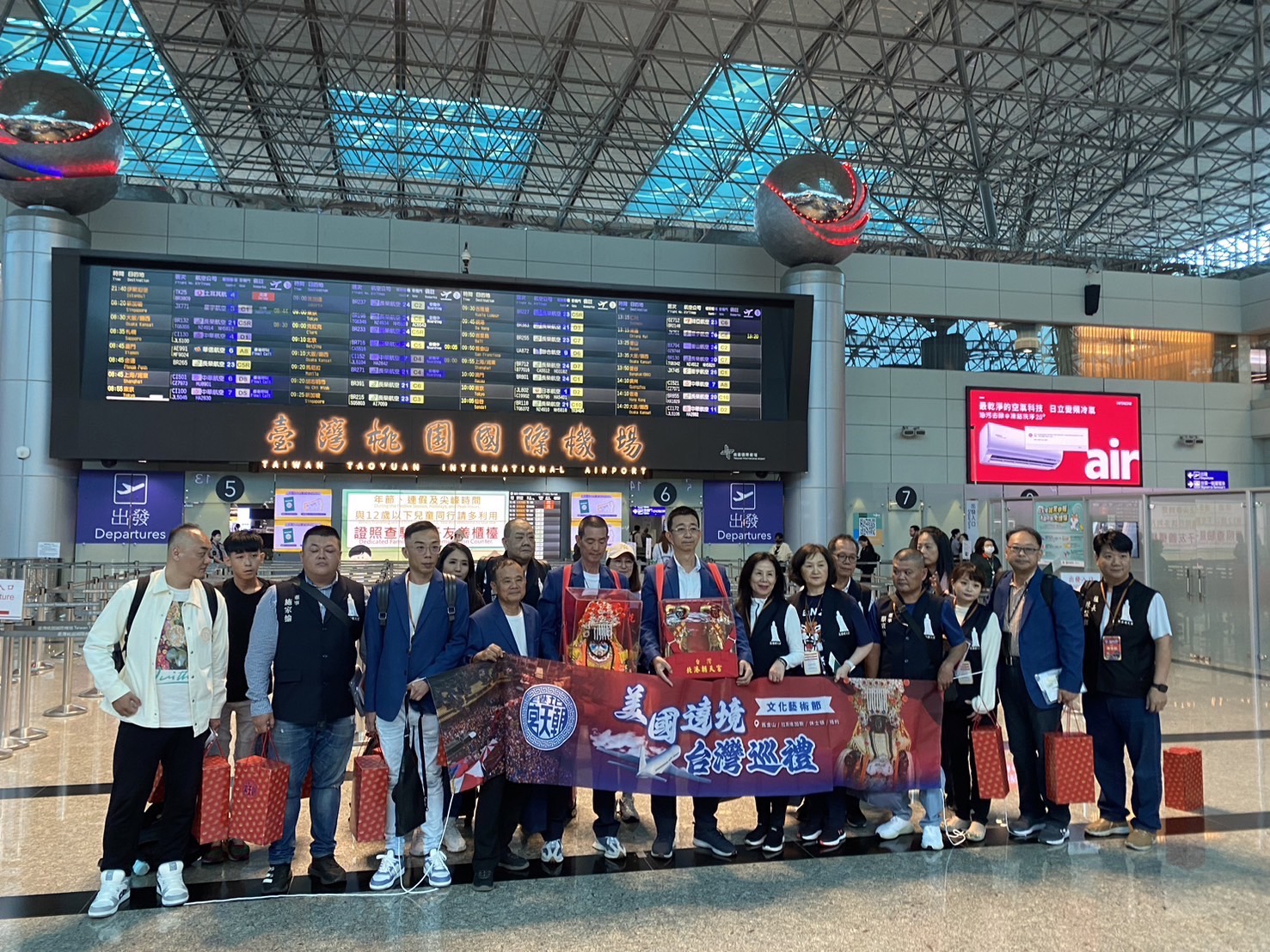 ▲北港朝天宮董事長帶隊搭乘長榮航空出發美國（圖: 記者 陳雅琪 翻攝）