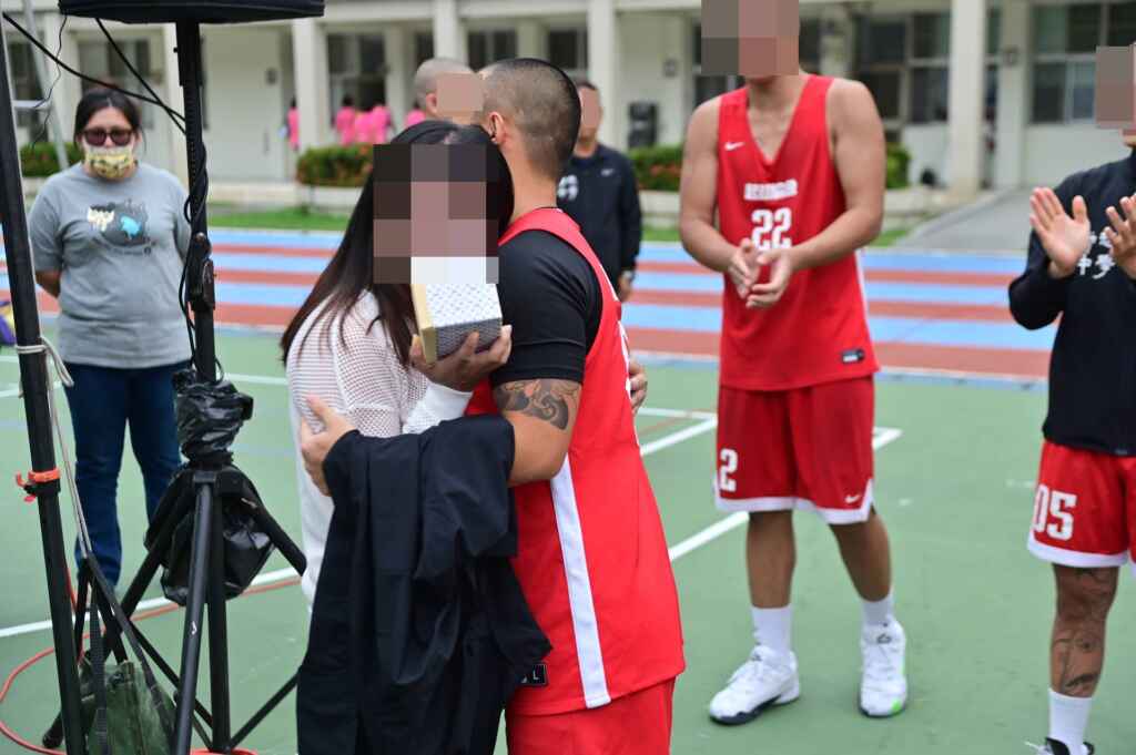 ▲勵志中學今天舉辦籃球校際友誼賽暨親子交流活動,每位球員皆由他生命中重要的家人牽著手邁向球場,每一個步伐,都在述說著動人的故事。(勵志中學提供)