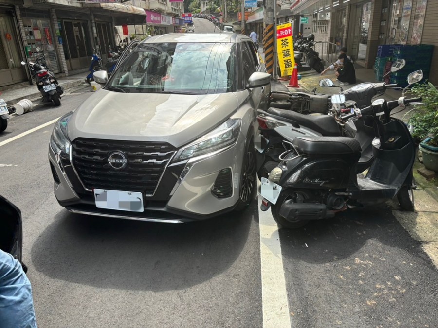 面交60萬婦識破車手報警 42歲男嚇瘋踩油門撞毀機車肇逃 218 cnews204240514a02