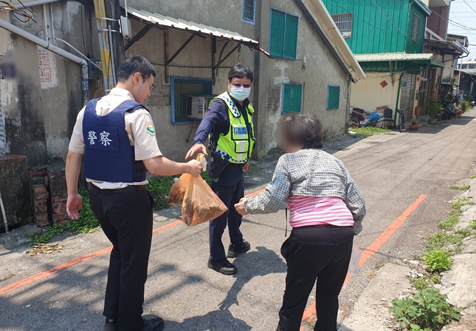 ▲圖說：員警組成護衛隊，護送和兒子擦身而過的阿嬤返家 （圖／台中市政府提供）