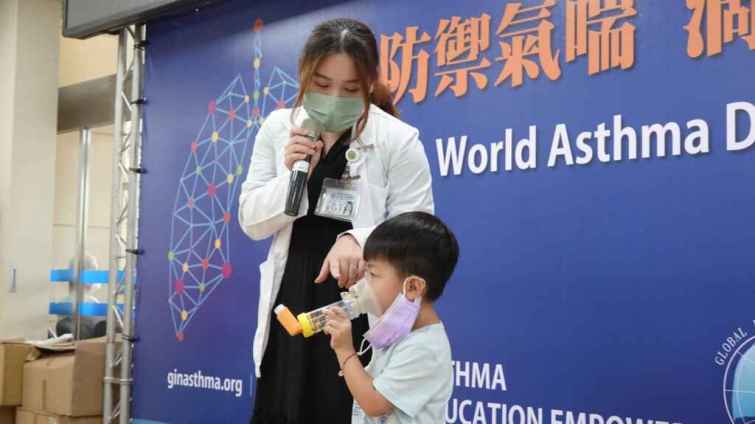 ▲林侃璇醫師表示，兒童正確的吸藥方式，可以達到好的藥物治療效果，對於疾病的控制是非常重要的。（記者林明佑攝）