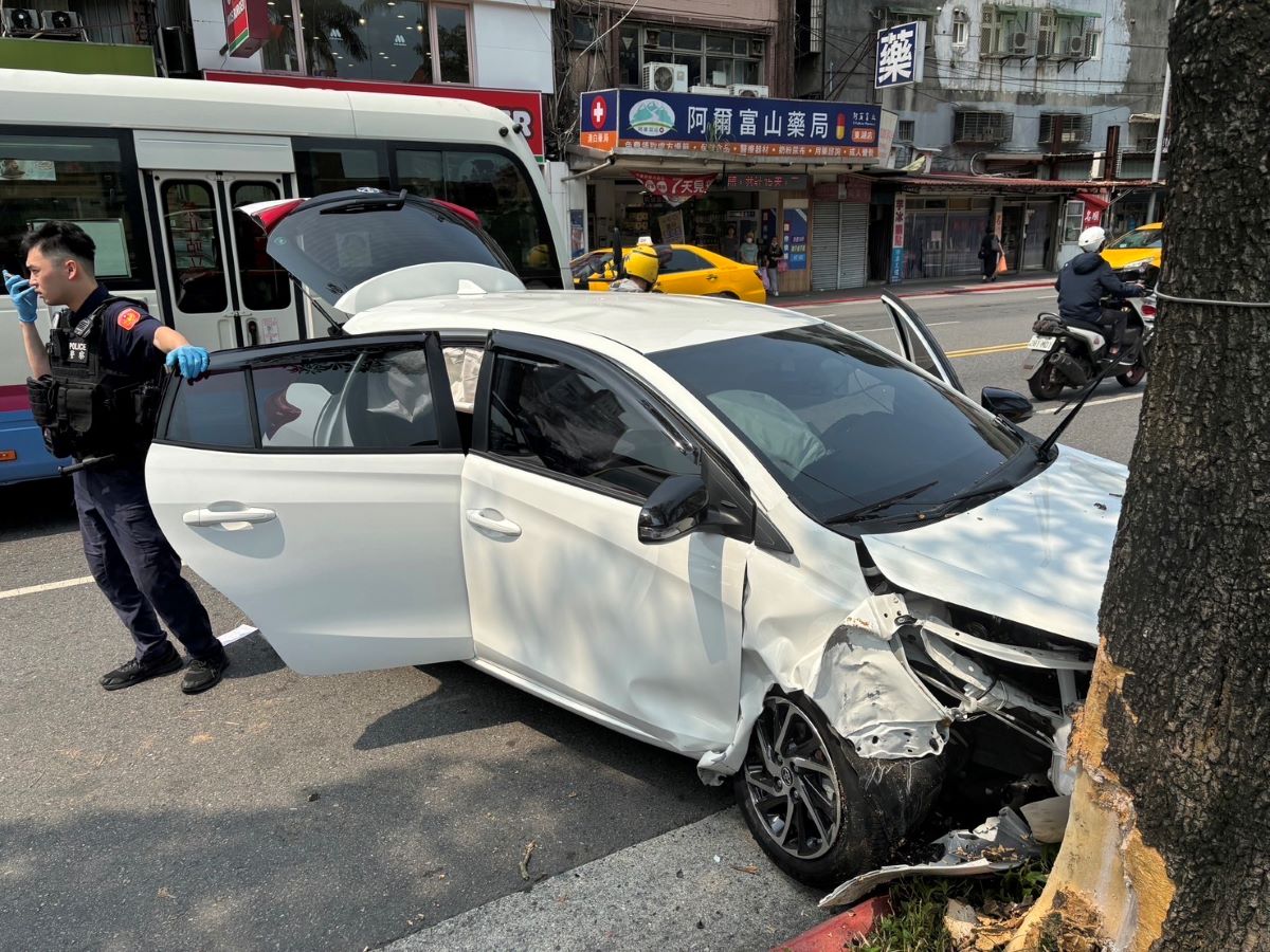 事故車輛。（記者薛秀蓮翻攝)