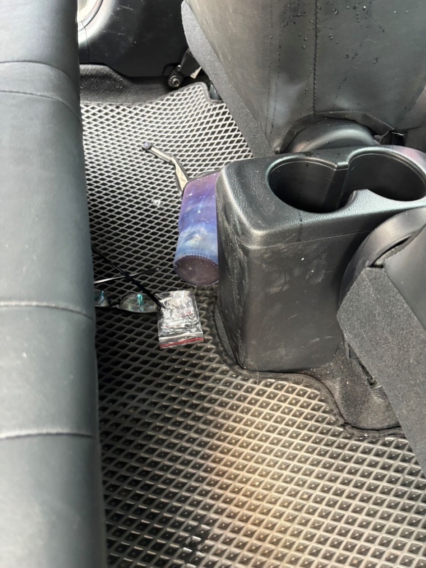 車輛後座踏墊發現違禁品。（記者薛秀蓮翻攝)