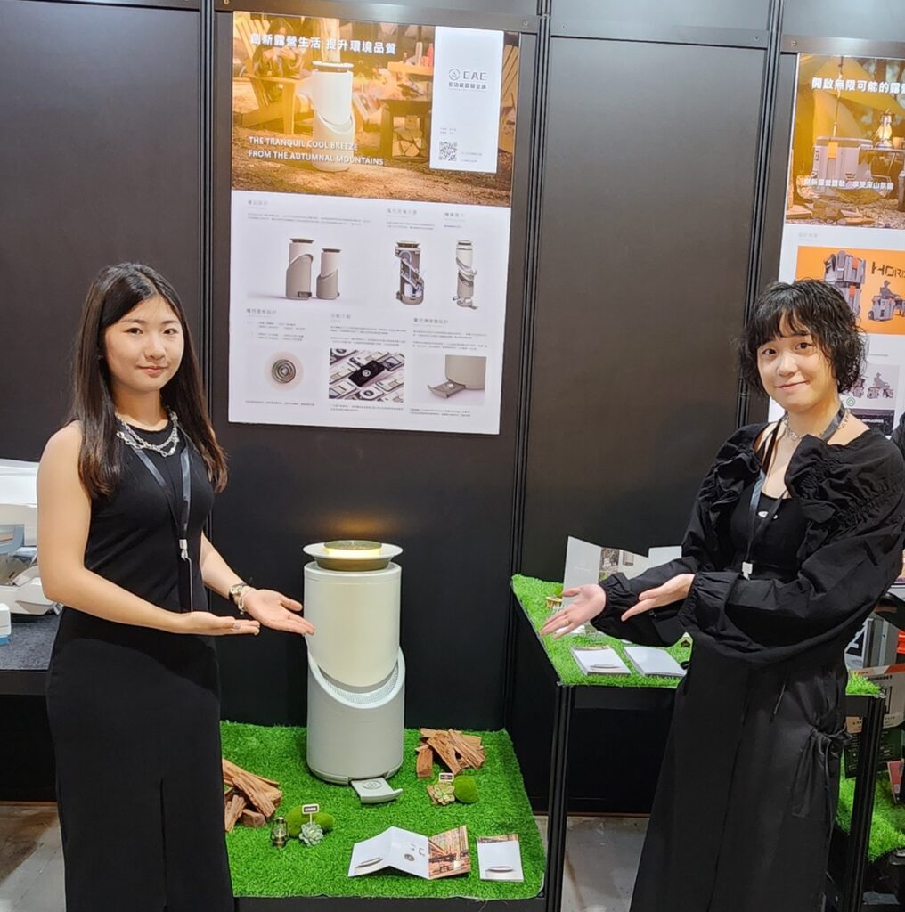 學生張芷瑜與林宥熹說明作品「CAC 多功能露營空調」。(圖/陳惠玲攝影)