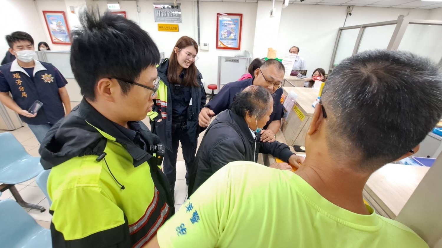 瑞芳警方苦勸男子別被騙匯款。(記者徐煜勝翻攝)