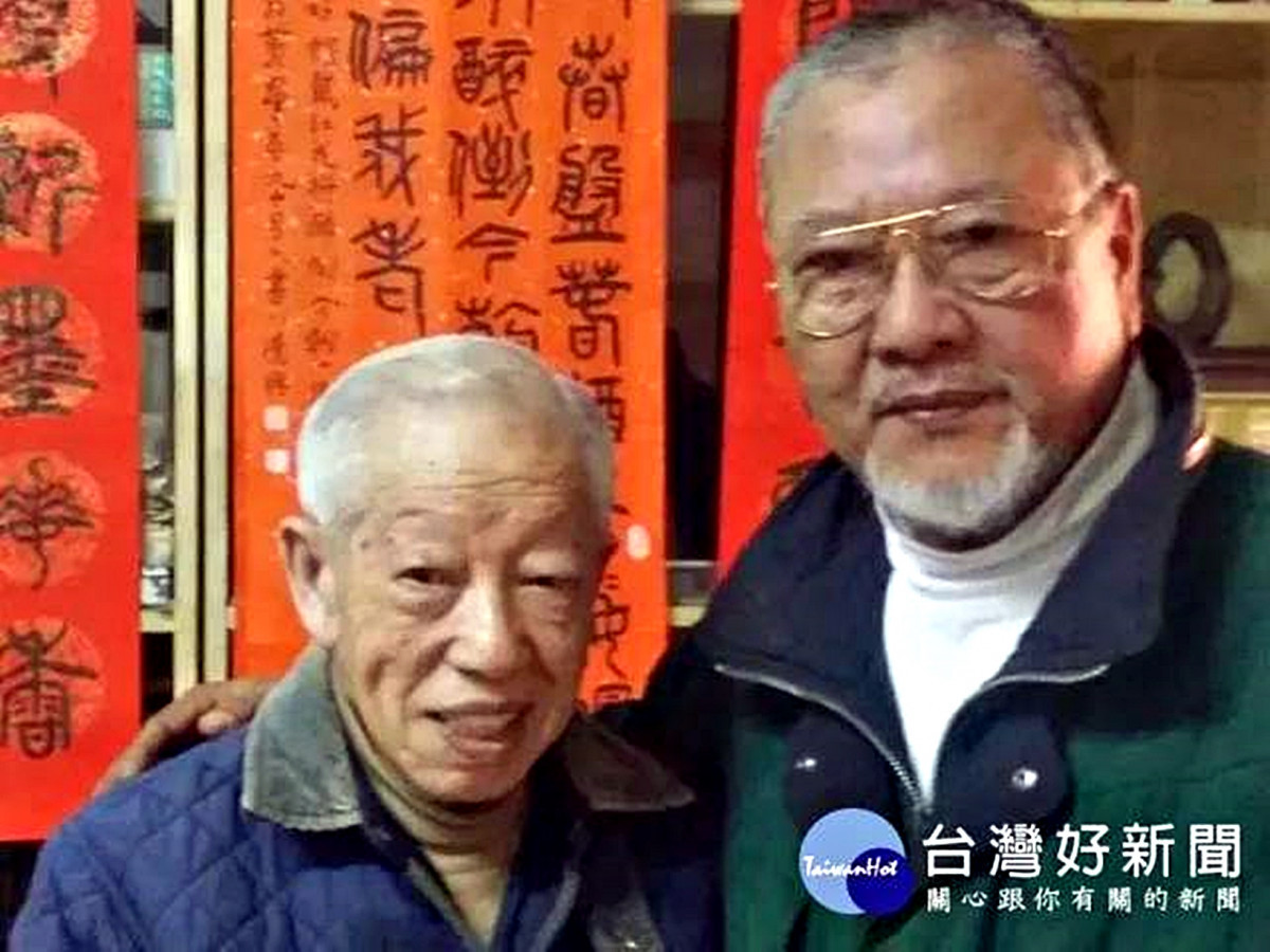 陳溪和主席(右)和恩師黃群英(左)