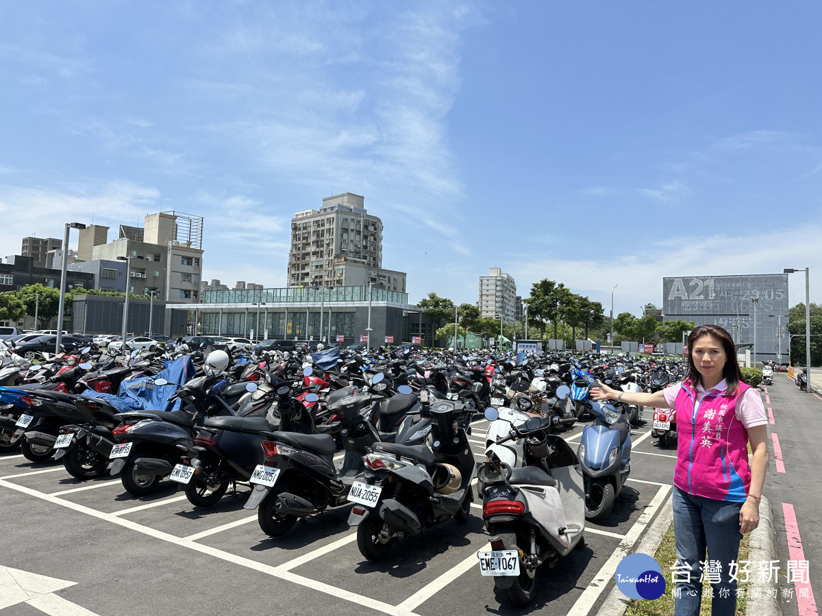 謝美英說，假日的夜市停車一位難求