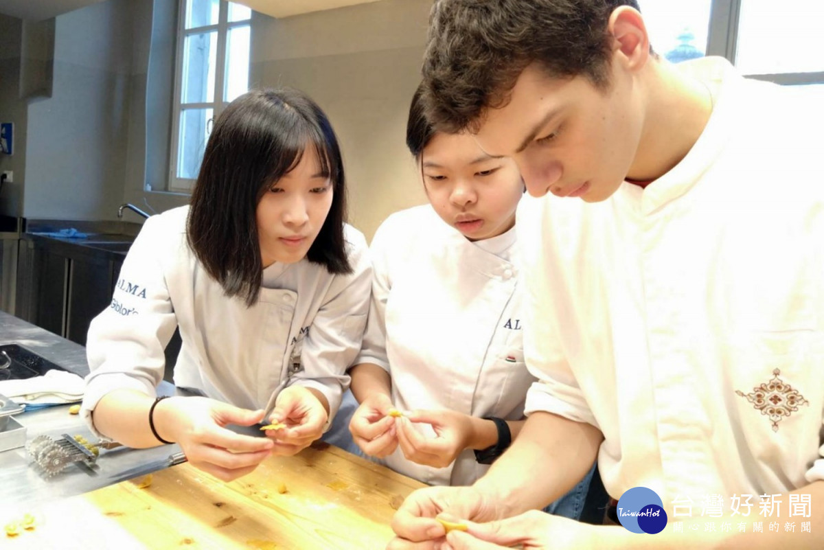 弘光科大學生蔡欣倚(中)在ALMA廚藝學院學習義大利麵點製作。