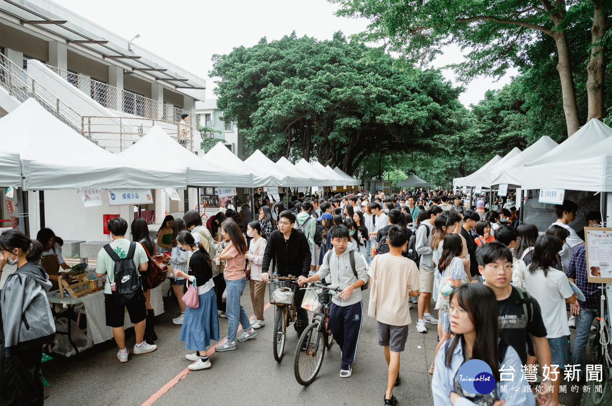 校慶創意市集活動,超過30家攤商進駐,一整天人潮絡繹不絕。