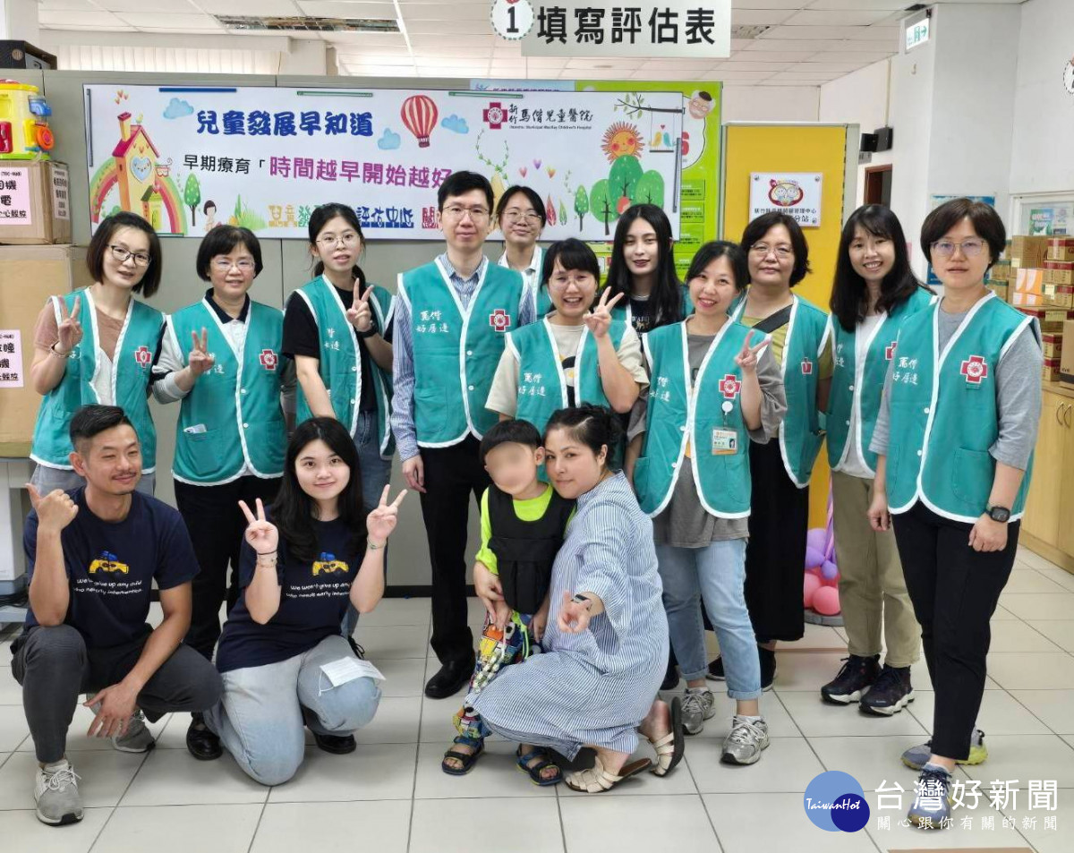 新竹市立馬偕兒童醫院兒童復健科黃詩陽醫師(二排左四)帶領早療團隊至五峰鄉衛生所,為幼童現場進行聯合評估及檢查。