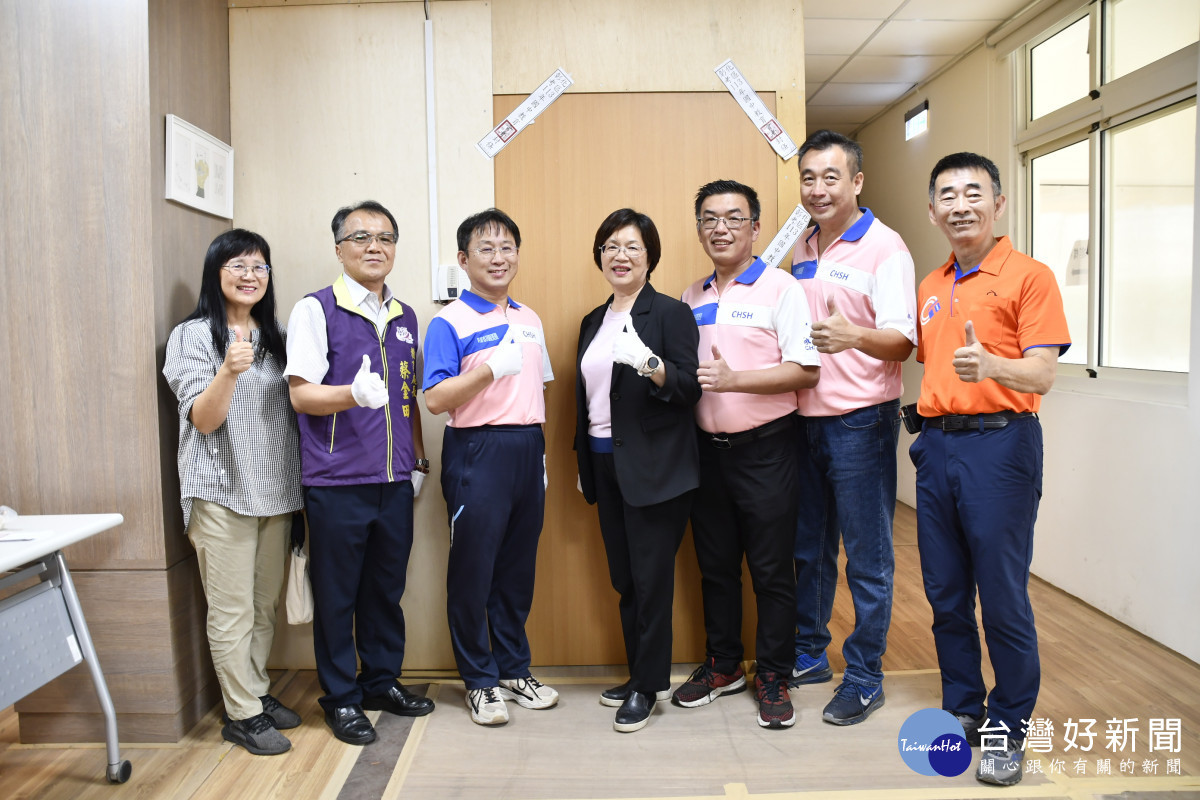 縣長王惠美勘查考場準備情形,共同關心的有教育處長蔡金田、彰化高中校長王延煌、主任黃安華、家長會長謝文隆、副會長張威創、彰安國中校長林麗觀、陽明國中校長余立焜等。圖/記者鄧富珍攝