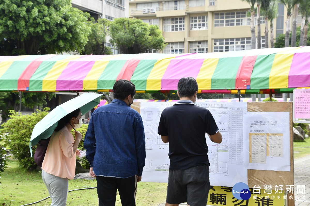 國中會考明起連二天登場,考生提前勘查應考位置。圖/記者鄧富珍翻攝