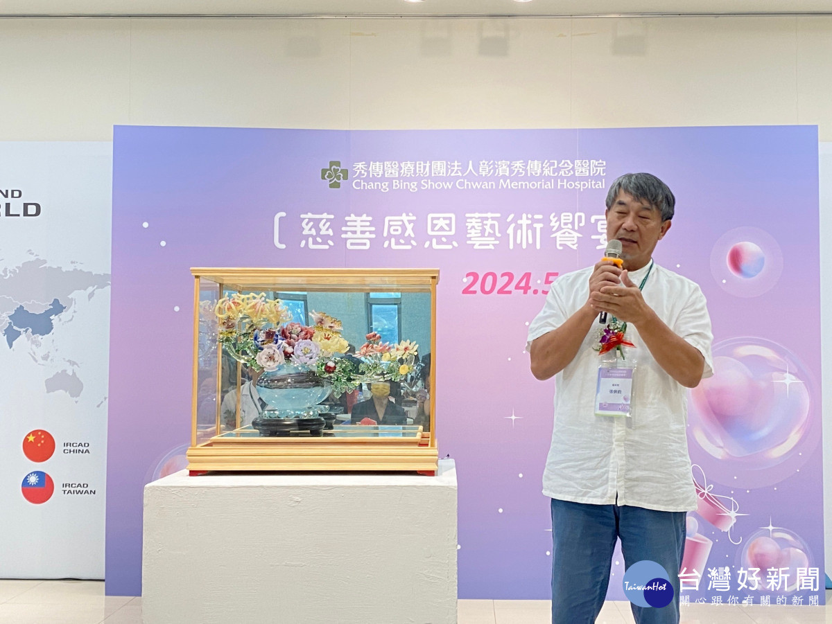 從新竹來的藝術家張炳鈞介紹他的玻璃作品。圖/秀傳醫院提供