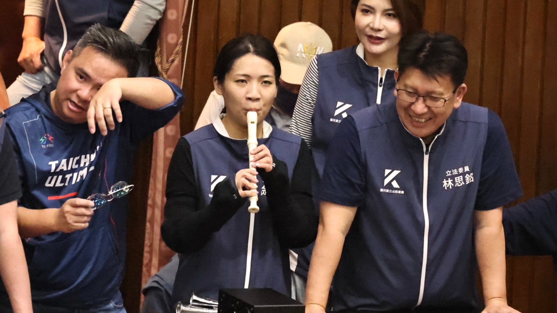 立院爆發激烈衝突,國民黨立委徐巧芯拿出直笛,吹奏國歌與國旗,現場一片沈默。林啟弘攝