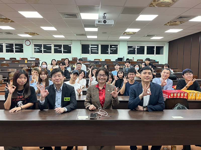 台灣尤努斯基金會董事長蔡慧玲為臺大校友,率領團隊到臺大宣傳第四屆台灣尤努斯創新獎,邀請本次競賽合作單位卡內基訓練參與;卡內基訓練將全額補助學生組前三名得獎團隊「卡內基大學班」課程。